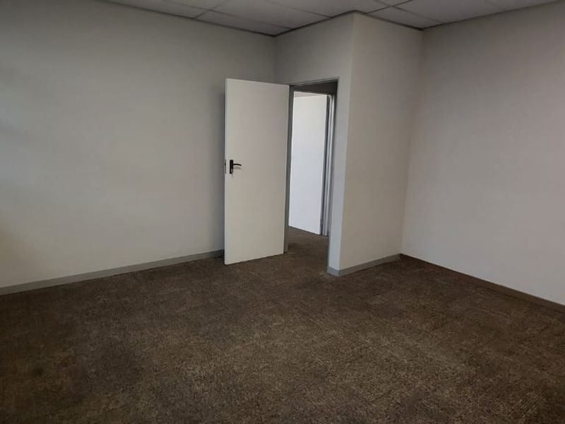 ±339m2 Office Space to Let in Waterkloof - Photo 8