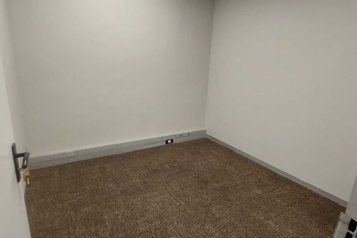 ±339m2 Office Space to Let in Waterkloof - Photo 5