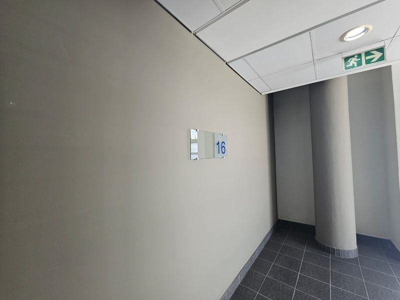 TO LET – Neat, Spacious Office Space ±271 m2| Waterkloofrand Office Park | Private Second-Floor Suit - Photo 4
