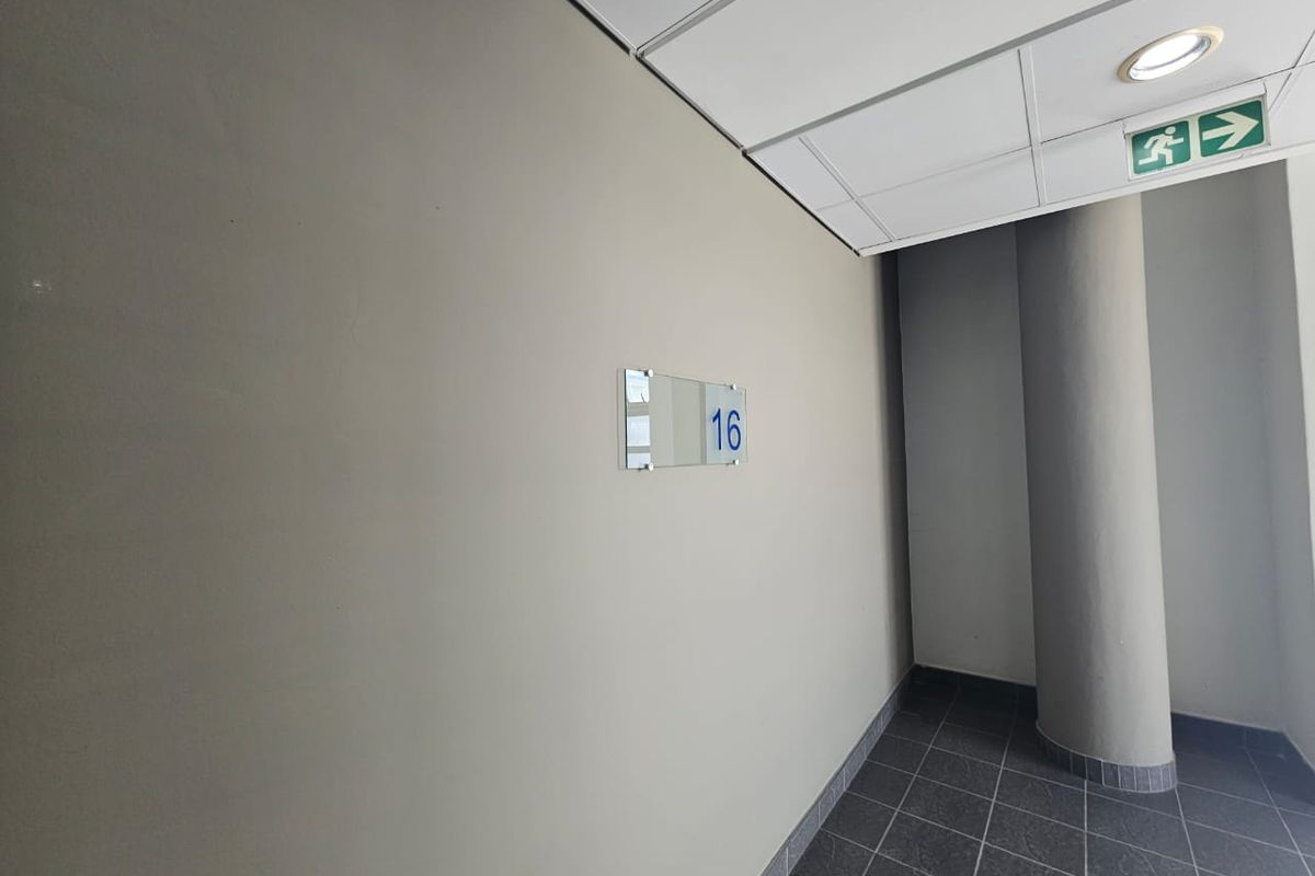 TO LET – Neat, Spacious Office Space ±271 m2| Waterkloofrand Office Park | Private Second-Floor Suit - Photo 4