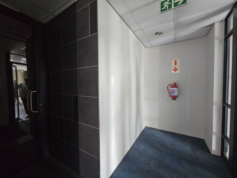 TO LET – Neat, Spacious Office Space ±271 m2| Waterkloofrand Office Park | Private Second-Floor Suit - Photo 2