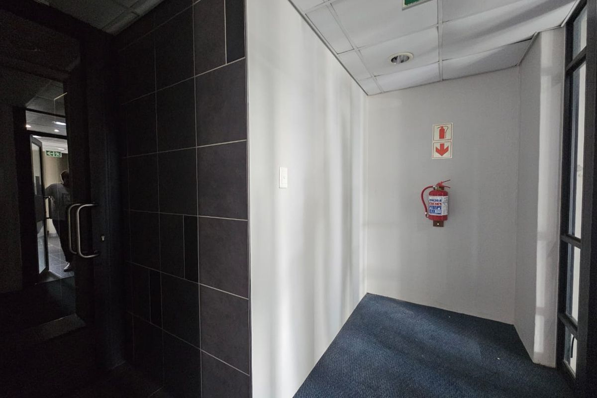 TO LET – Neat, Spacious Office Space ±271 m2| Waterkloofrand Office Park | Private Second-Floor Suit - Photo 2