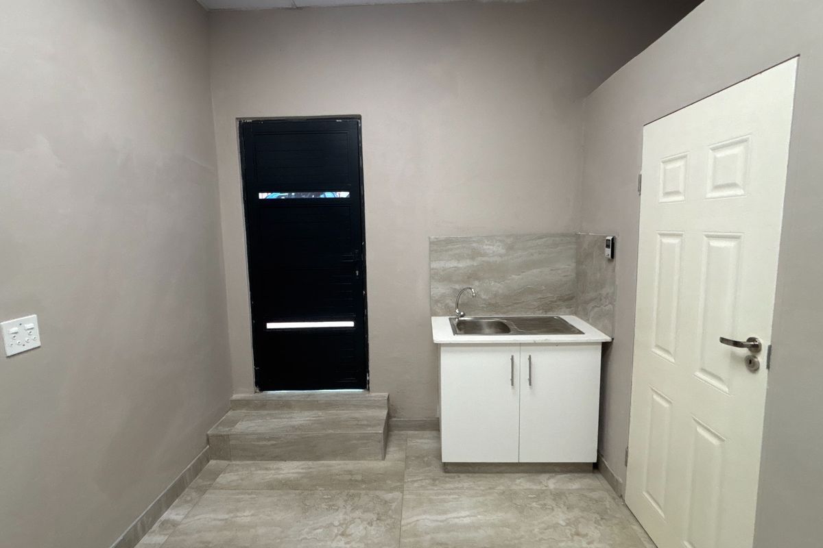 20 sqm Office to Rent in Jacaranda Centre, Hilton - Photo 4