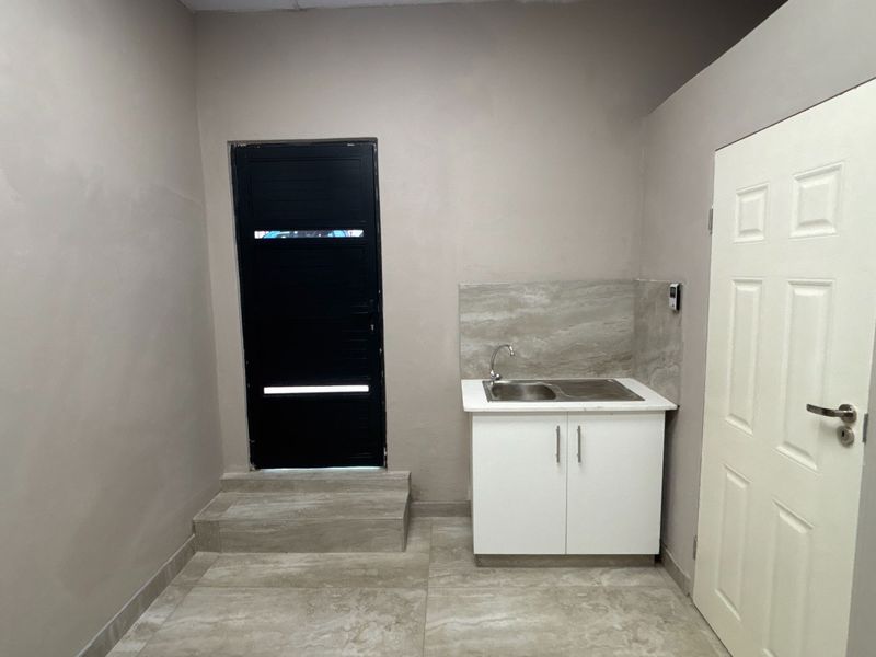 20 sqm Office to Rent in Jacaranda Centre, Hilton - Photo 4