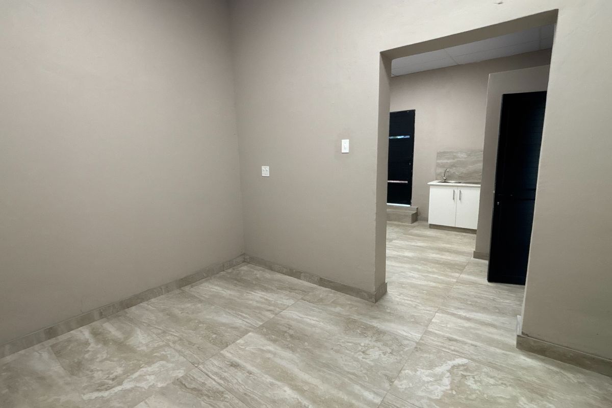 20 sqm Office to Rent in Jacaranda Centre, Hilton - Photo 2