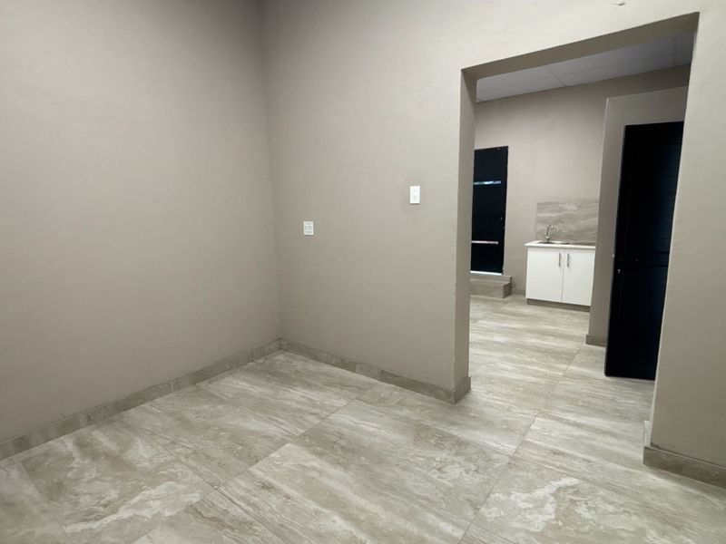 20 sqm Office to Rent in Jacaranda Centre, Hilton - Photo 2