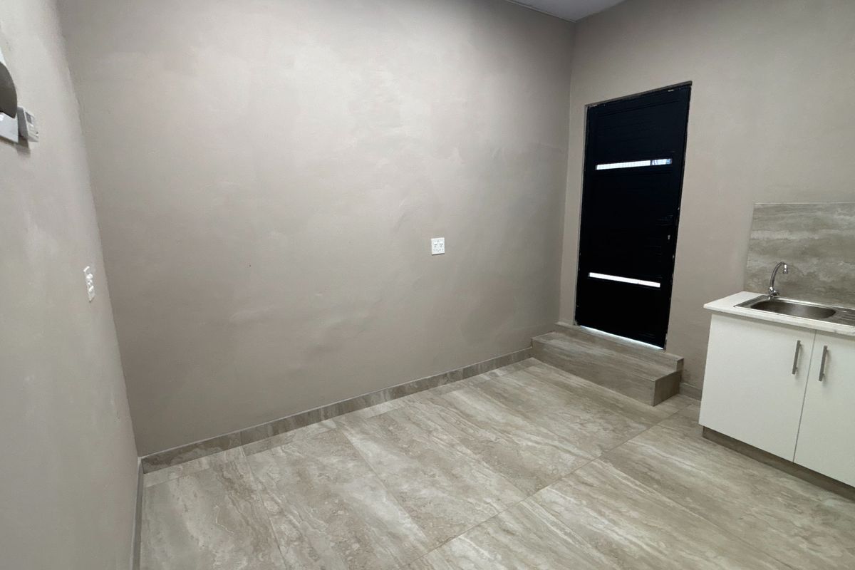 20 sqm Office to Rent in Jacaranda Centre, Hilton - Photo 3