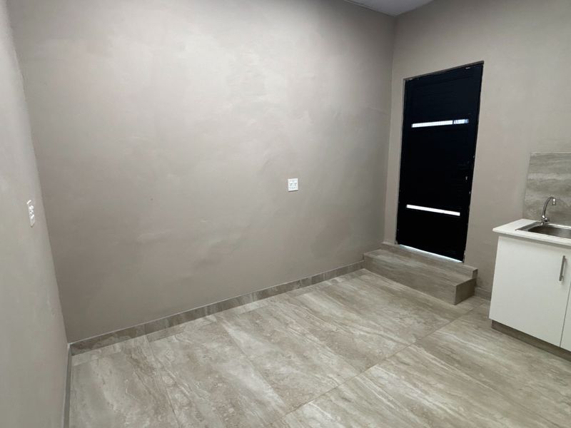 20 sqm Office to Rent in Jacaranda Centre, Hilton - Photo 3