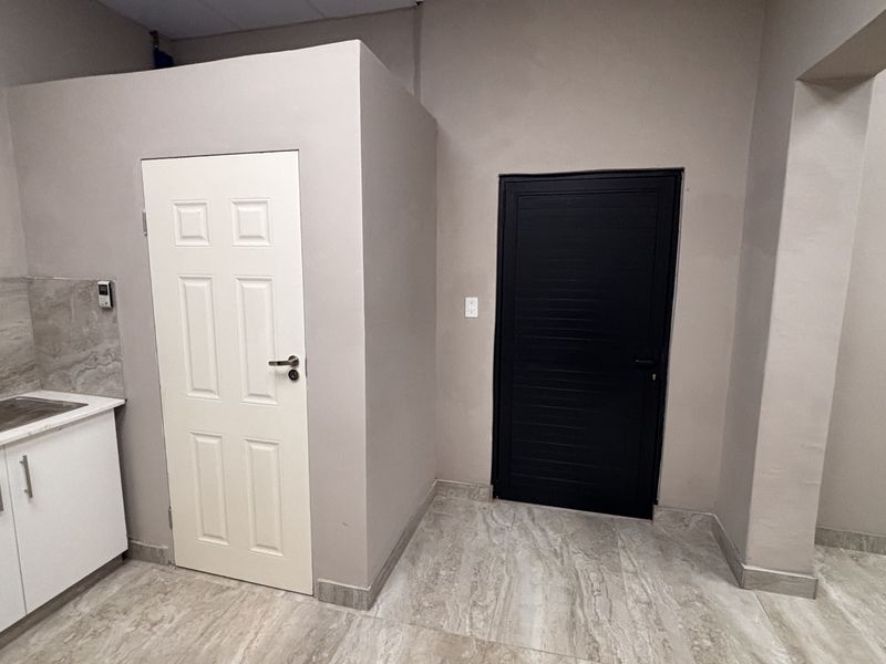 20 sqm Office to Rent in Jacaranda Centre, Hilton - Photo 9