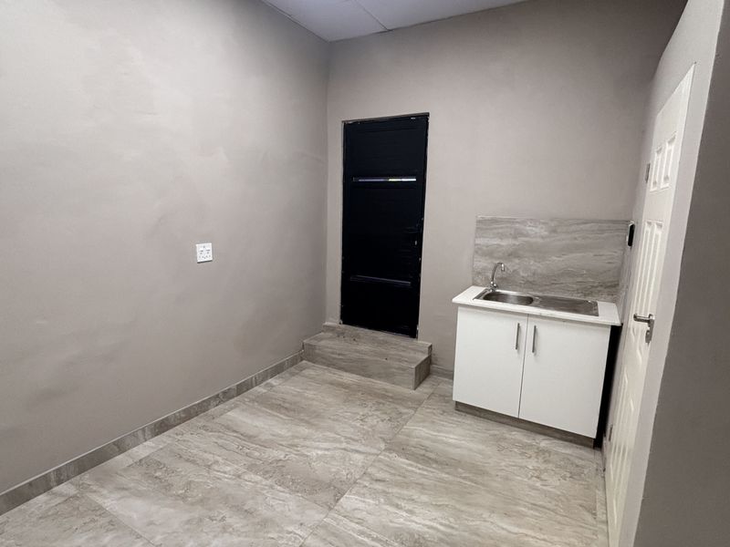 20 sqm Office to Rent in Jacaranda Centre, Hilton - Photo 8