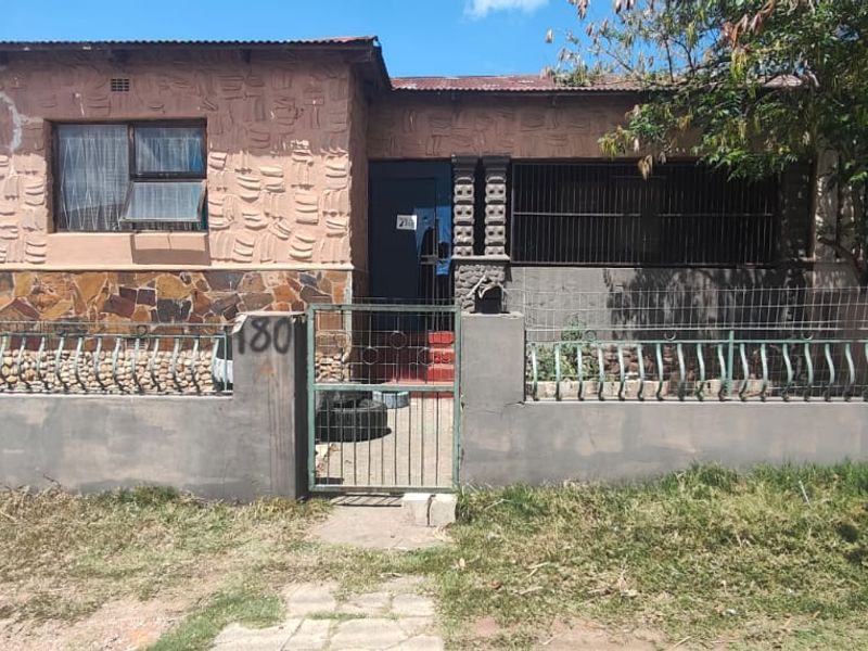 Prime industrial yard for sale in Sidwell, Gqeberha. Perfect for your business expansion needs!! - Photo 9