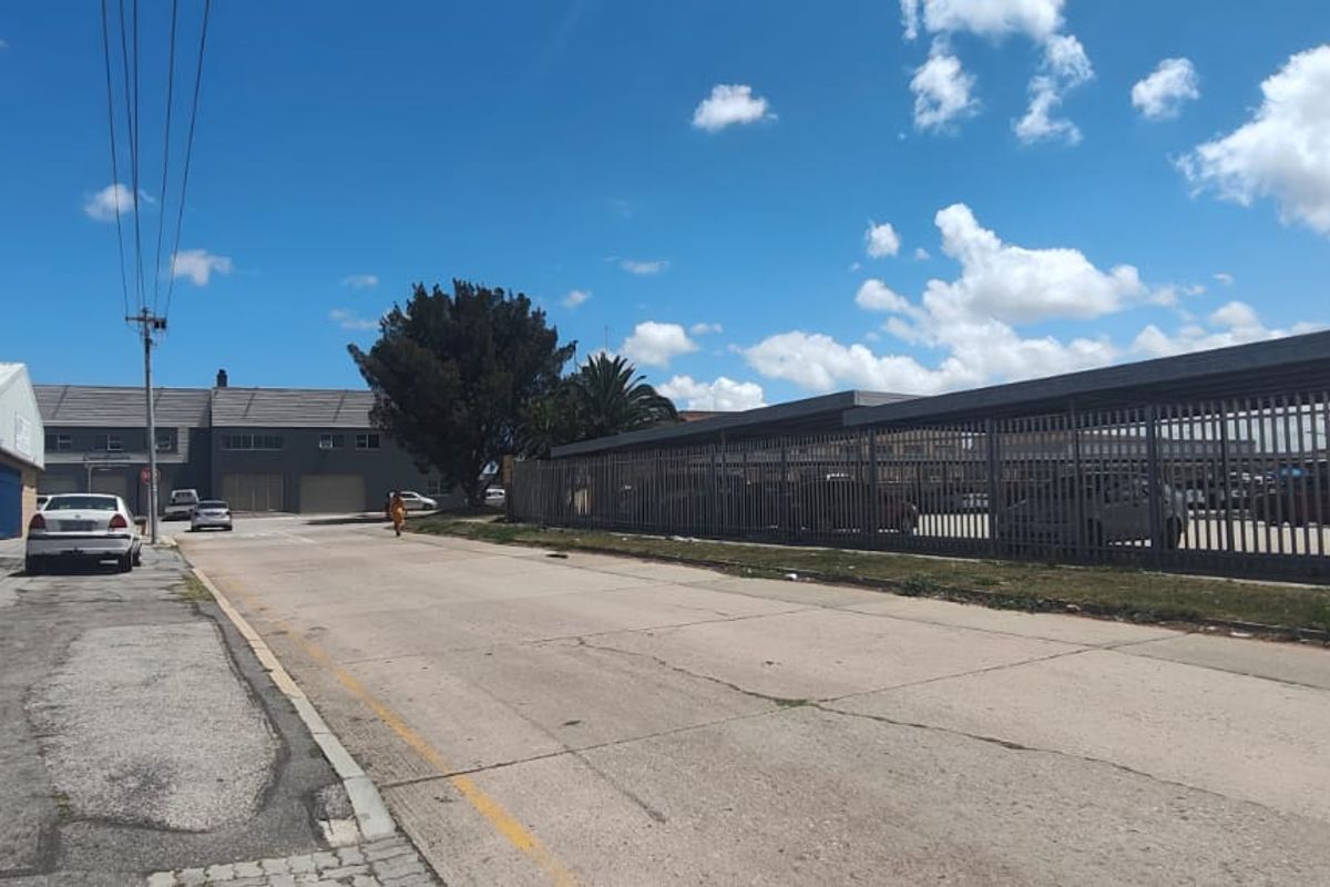 Prime industrial yard for sale in Sidwell, Gqeberha. Perfect for your business expansion needs!! - Photo 3