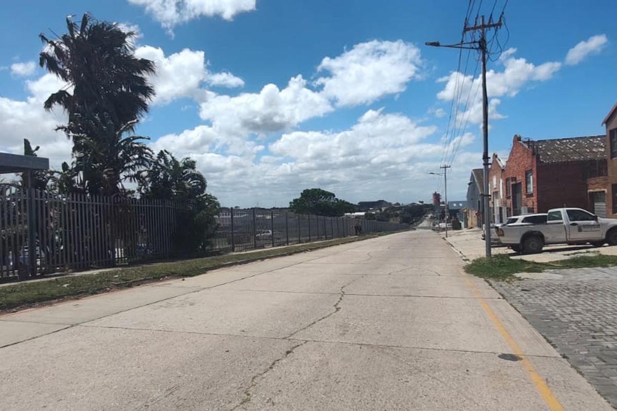 Prime industrial yard for sale in Sidwell, Gqeberha. Perfect for your business expansion needs!! - Photo 4