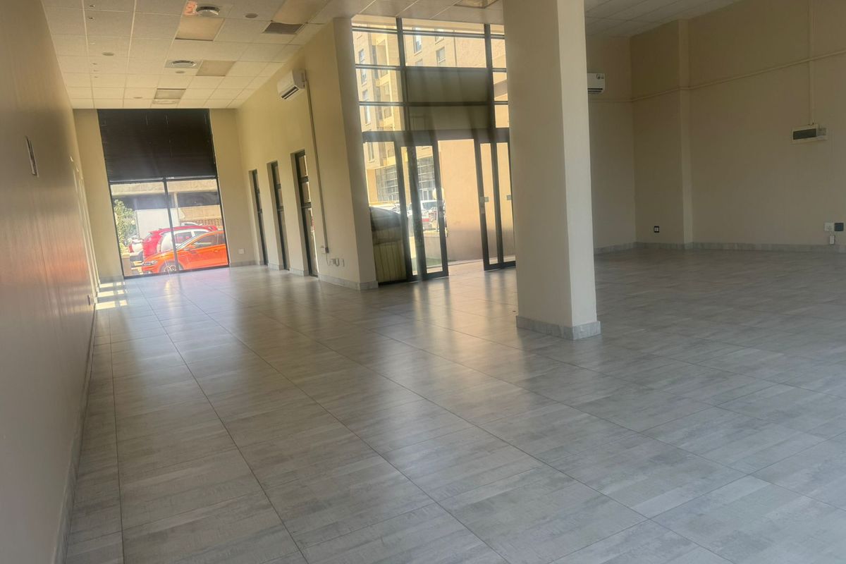 Bright and Versatile Ground Floor Commercial Unit for Sale – 131m2 - Photo 4