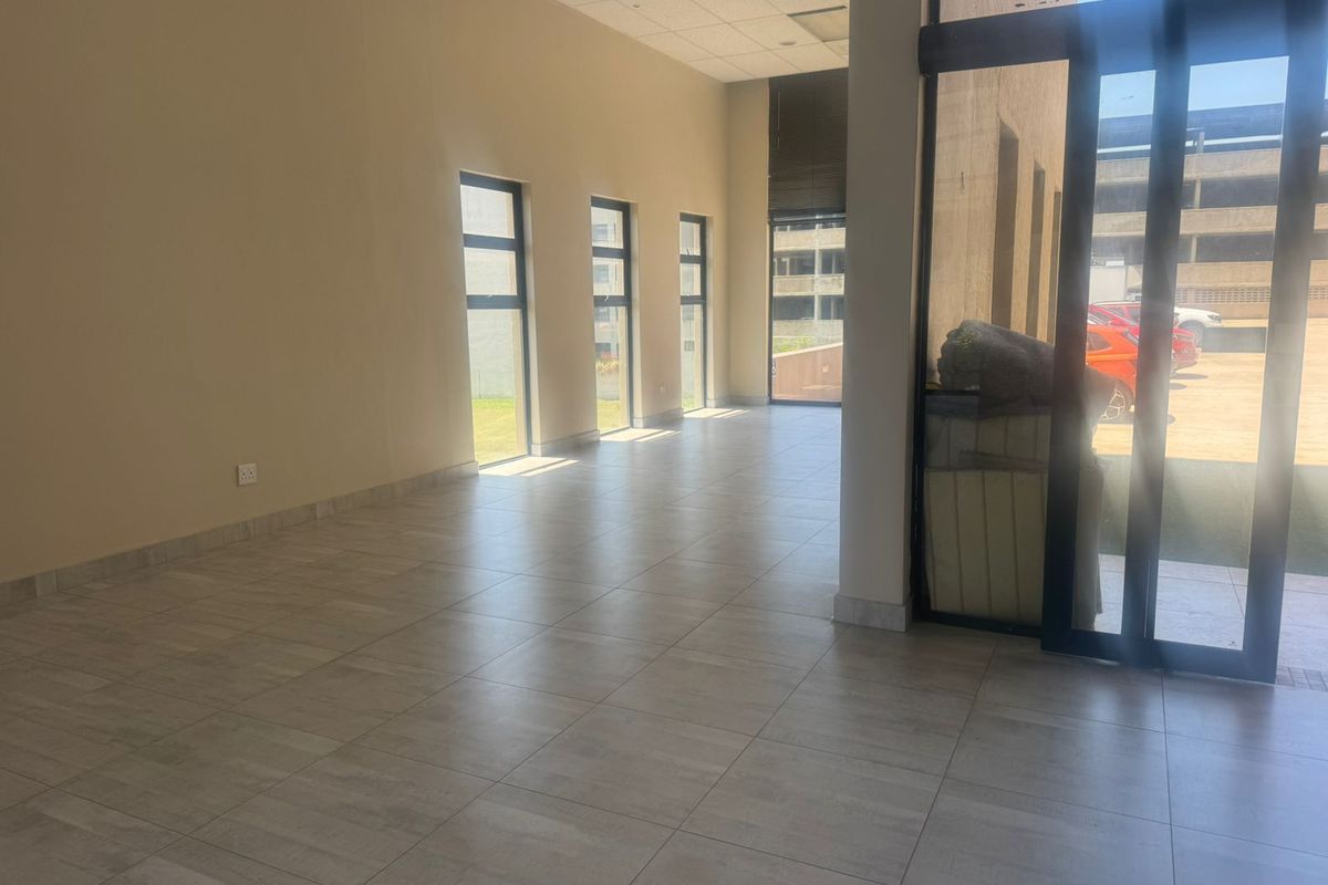 Bright and Versatile Ground Floor Commercial Unit for Sale – 131m2 - Photo 3