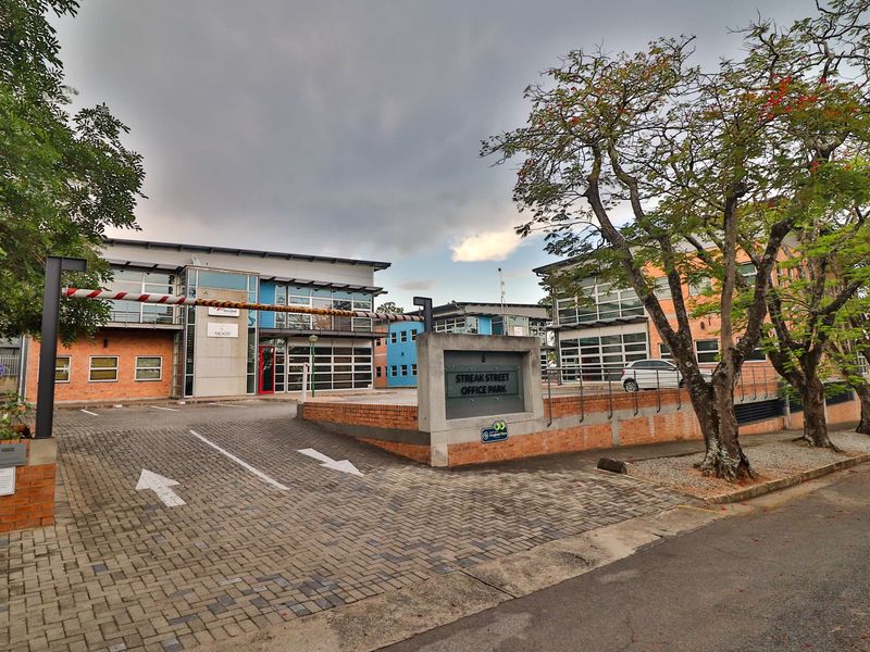 Well-Maintained Office Park with Two Rental Spaces Available  - 391 and 245m2 - Photo 6