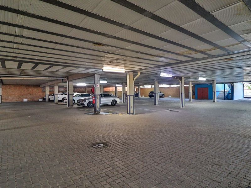 Well-Maintained Office Park with Two Rental Spaces Available  - 391 and 245m2 - Photo 7
