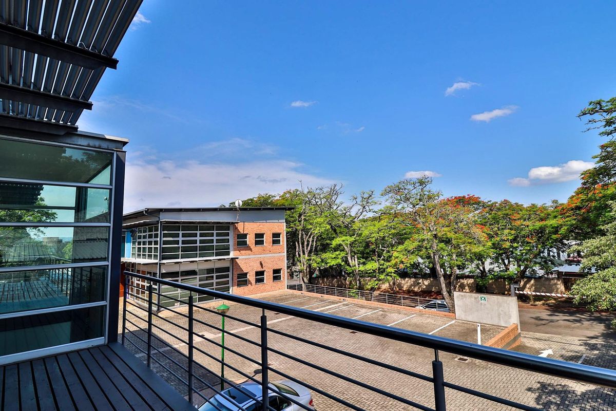 Well-Maintained Office Park with Two Rental Spaces Available  - 391 and 245m2 - Photo 2