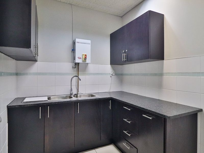 Well-Maintained Office Park with Two Rental Spaces Available  - 391 and 245m2 - Photo 8