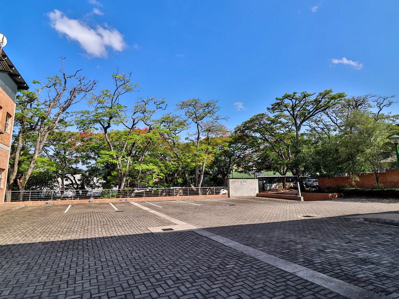 Well-Maintained Office Park with Two Rental Spaces Available  - 391 and 245m2 - Photo 10