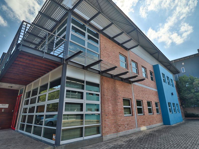 Well-Maintained Office Park with Two Rental Spaces Available  - 391 and 245m2 - Photo 2