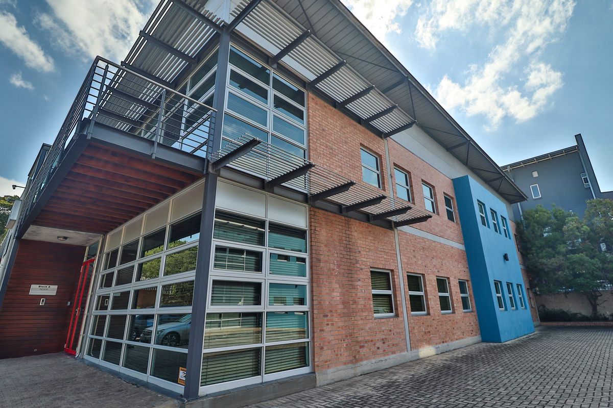 Well-Maintained Office Park with Two Rental Spaces Available  - 391 and 245m2 - Photo 2