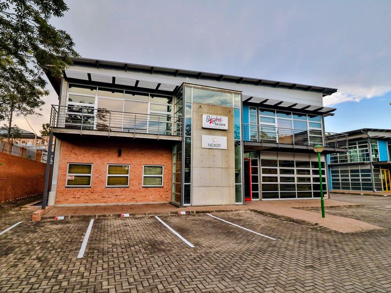 Well-Maintained Office Park with Two Rental Spaces Available  - 391 and 245m2 - Photo 5