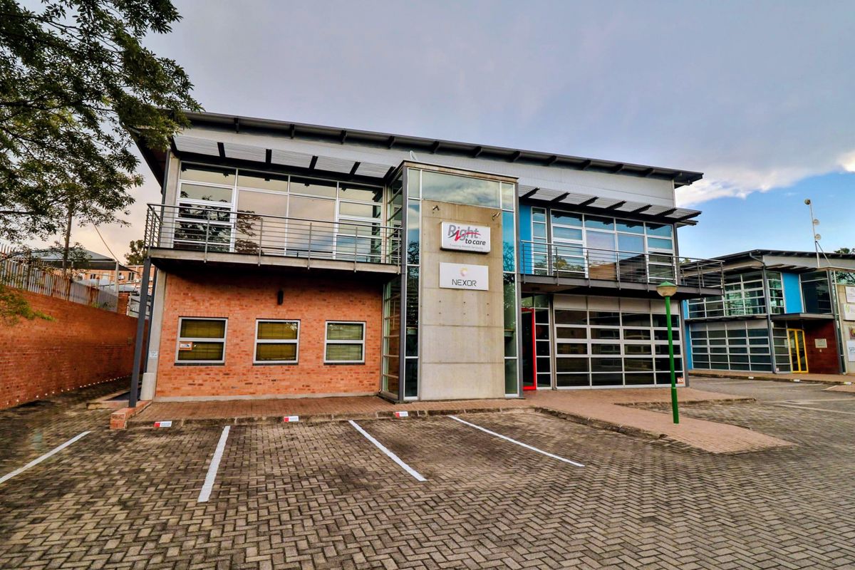 Well-Maintained Office Park with Two Rental Spaces Available  - 391 and 245m2 - Photo 5