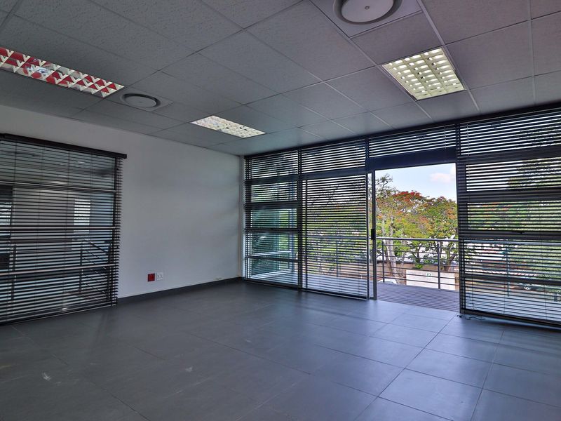 Well-Maintained Office Park with Two Rental Spaces Available  - 391 and 245m2 - Photo 4