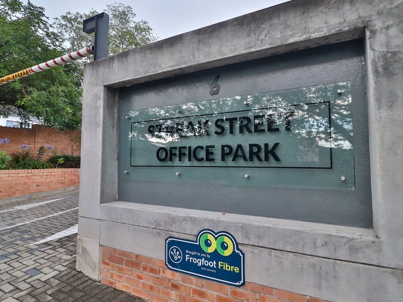 Well-Maintained Office Park with Two Rental Spaces Available  - 391 and 245m2 - Photo 9