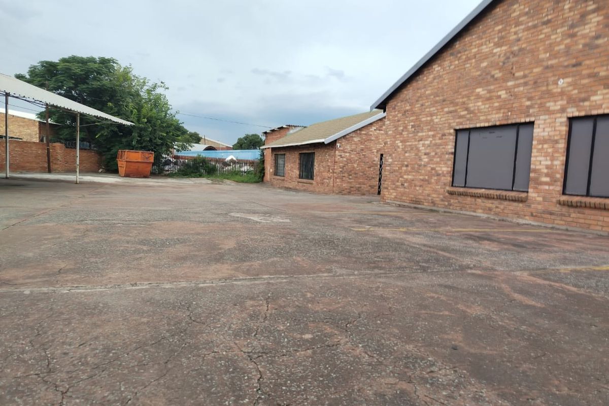 Spacious 1600m2 building for sale in Brits Central—ideal for investment or business opportunities! - Photo 4