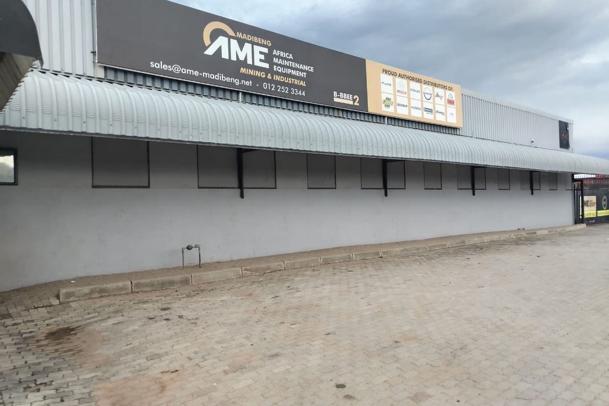 Spacious 1600m2 building for sale in Brits Central—ideal for investment or business opportunities! - Photo 3