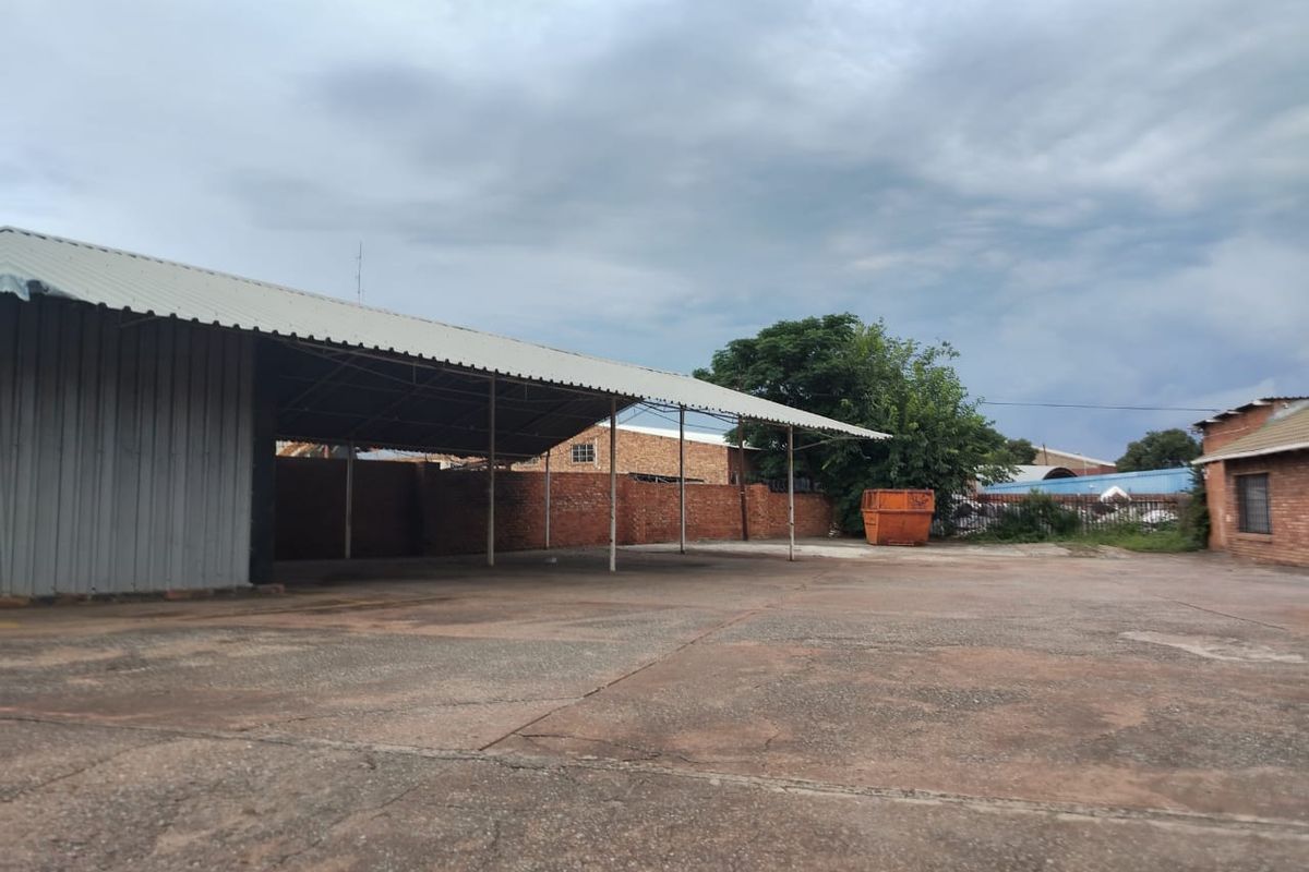 Spacious 1600m2 building for sale in Brits Central—ideal for investment or business opportunities! - Photo 5