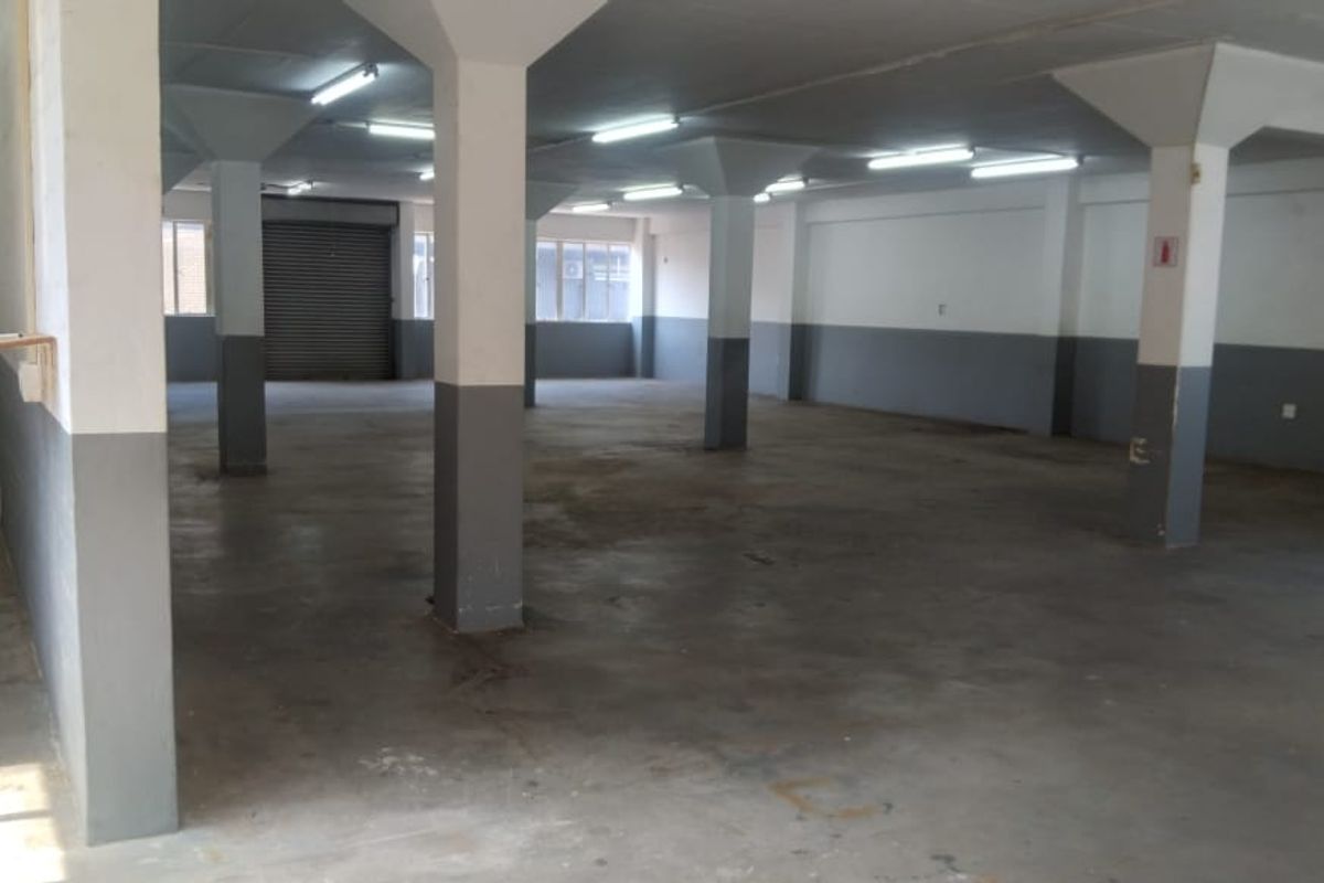 Warehouse with goods lift suitable for CMT Industry or Small Manufactures - Photo 3