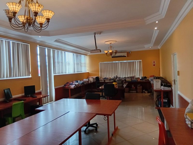 Neat and well-maintained commercial property for sale! - Photo 4