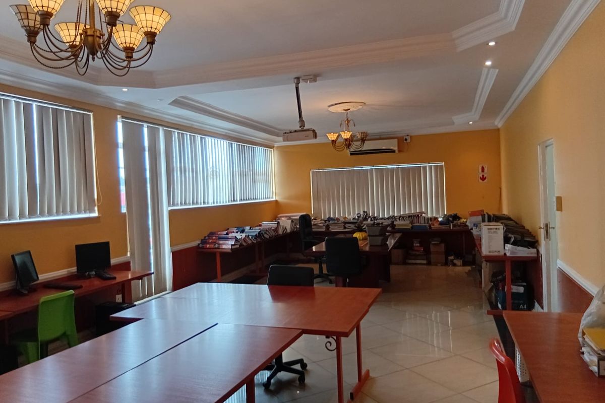 Neat and well-maintained commercial property for sale! - Photo 4