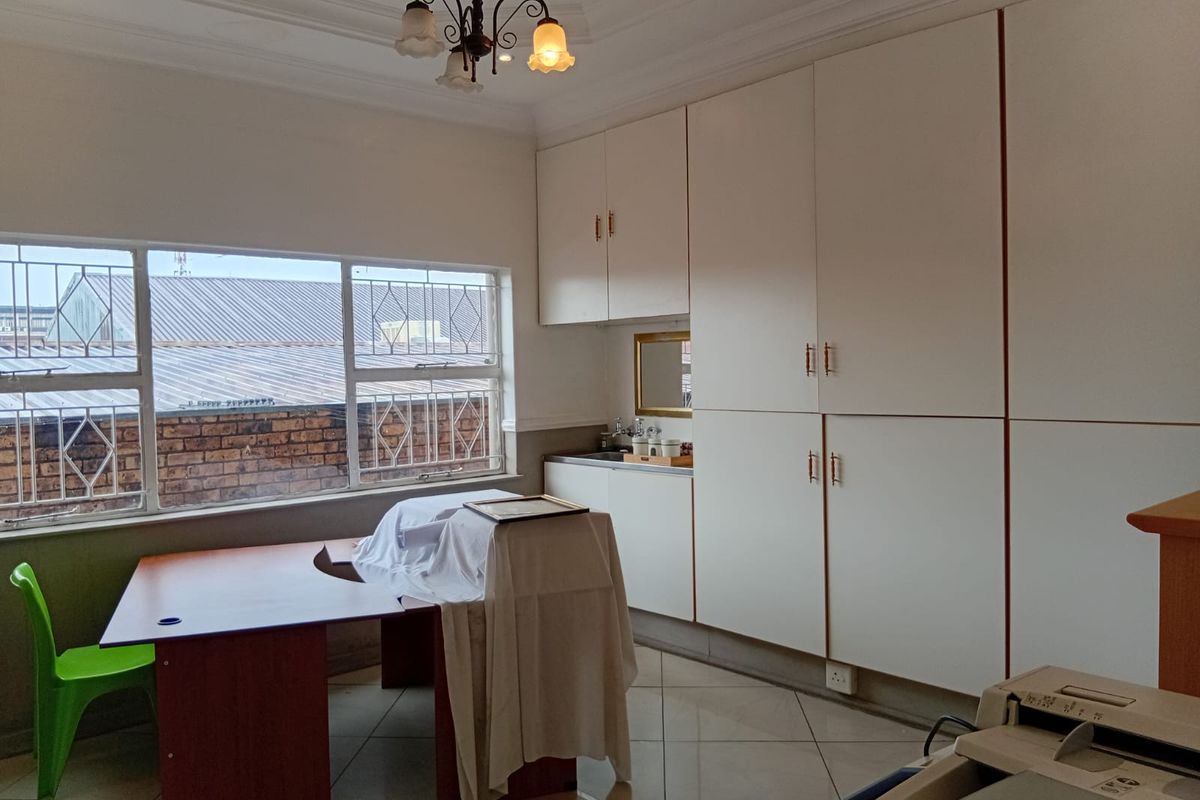 Neat and well-maintained commercial property for sale! - Photo 4