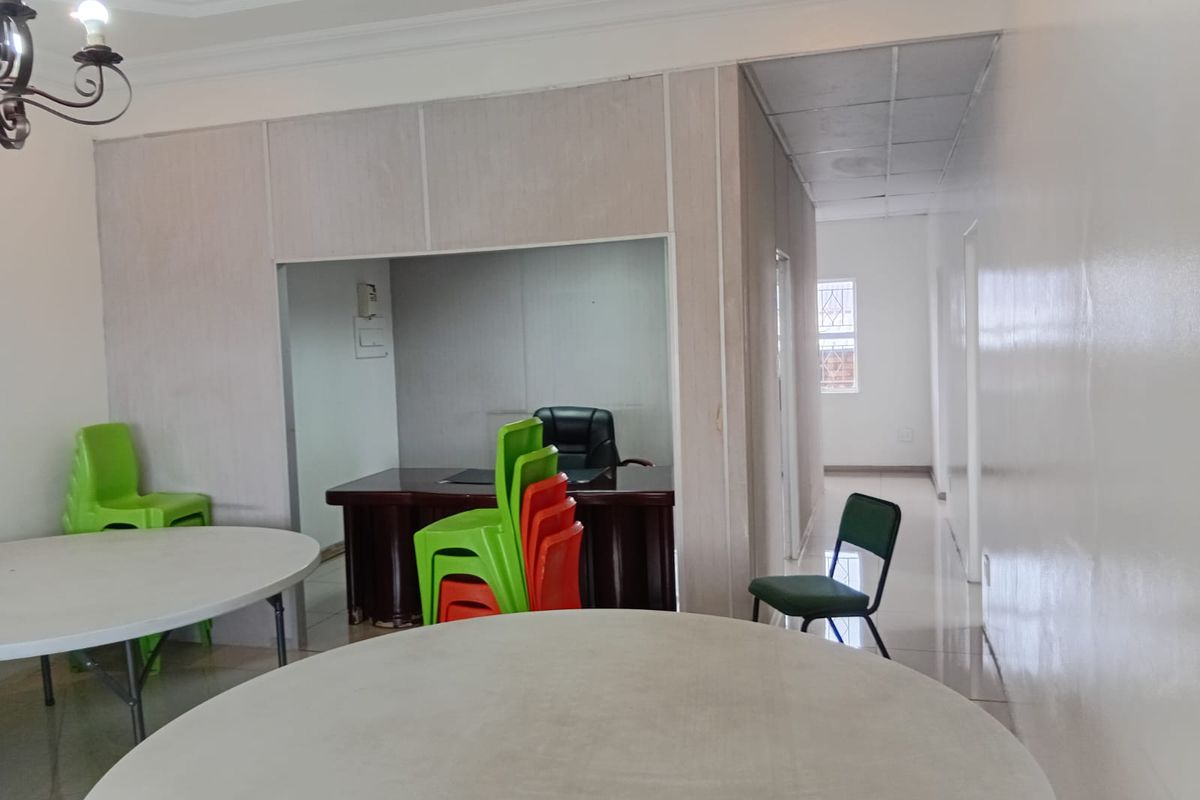 Neat and well-maintained commercial property for sale! - Photo 5