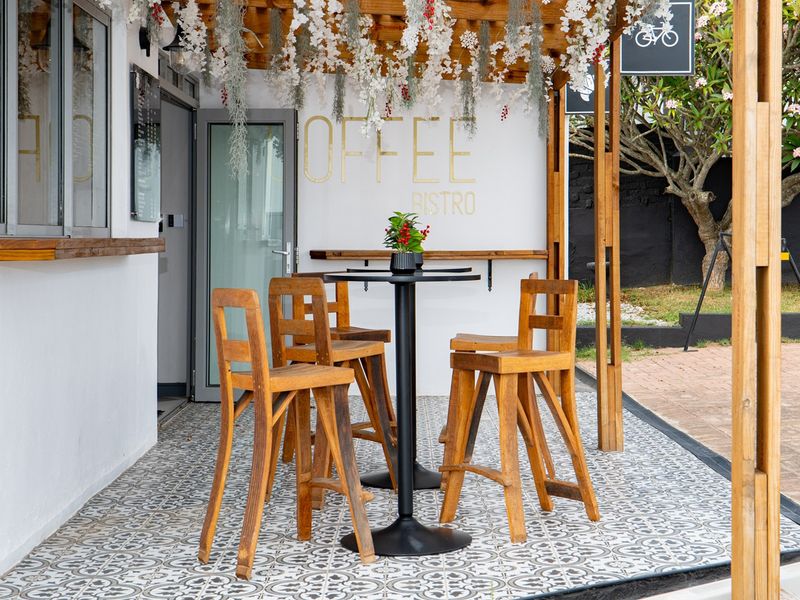 Miskey's - Thriving Double Business Property - Photo 2