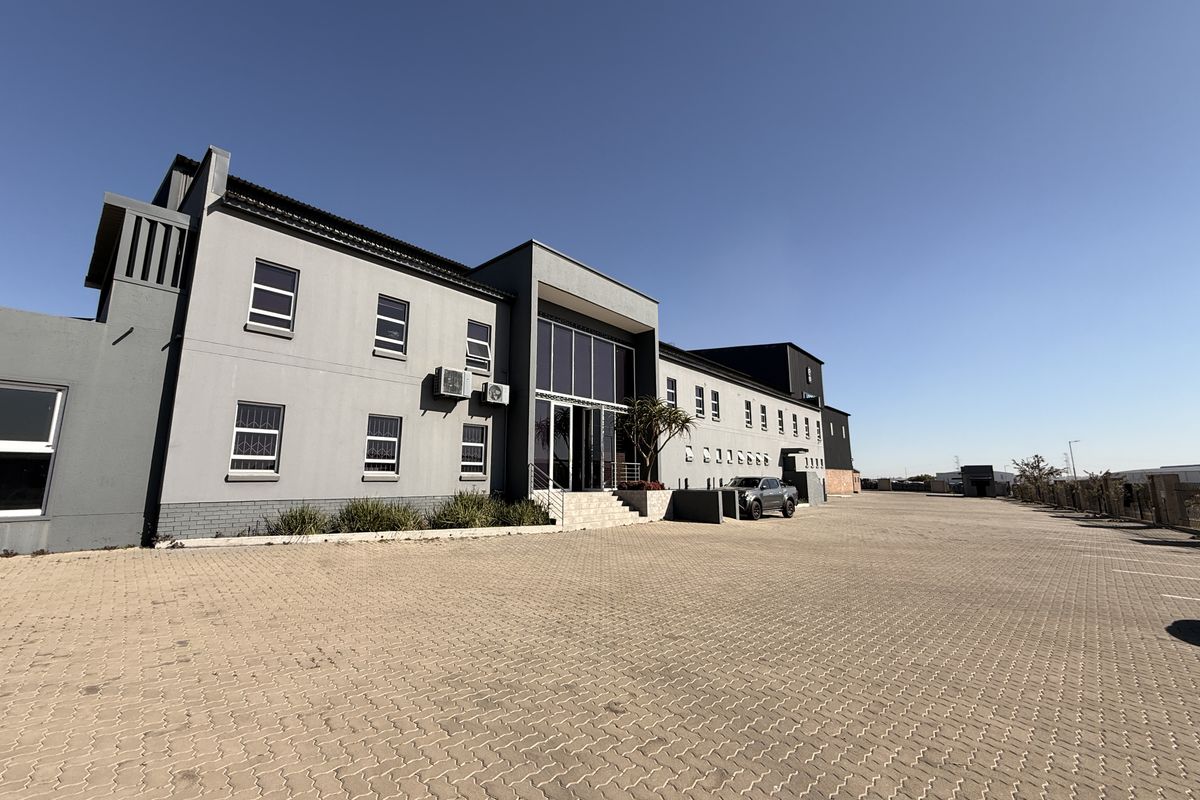 WAREHOUSE TO LET IN CENTURION - Photo 2