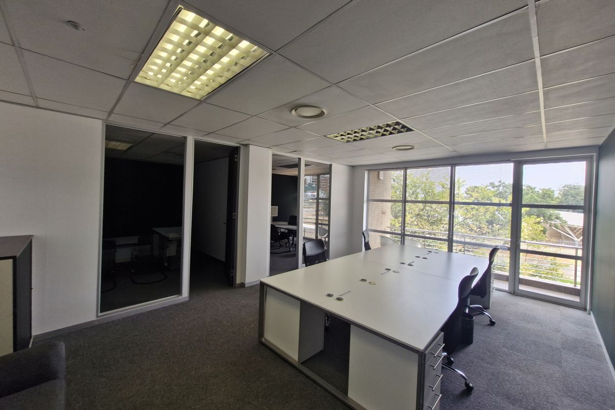 Immaculate serviced office space available immediatly - Photo 3