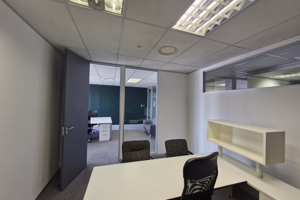Immaculate serviced office space available immediatly - Photo 5
