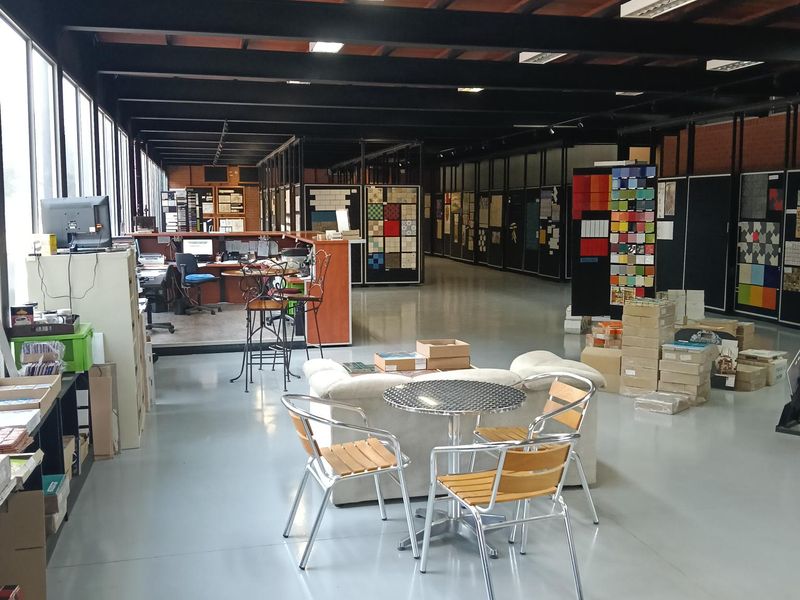 Showroom with storage and offices to let - Photo 3