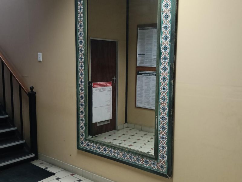 Showroom with storage and offices to let - Photo 8