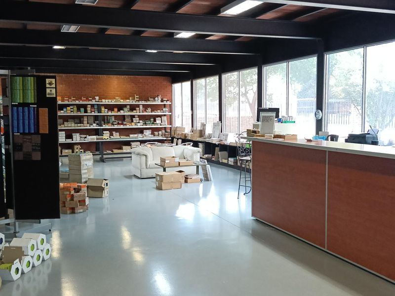 Showroom with storage and offices to let - Photo 4