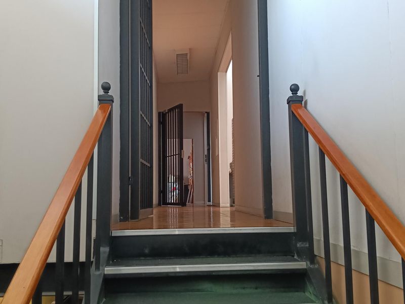 Showroom with storage and offices to let - Photo 10