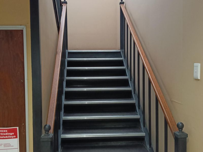 Showroom with storage and offices to let - Photo 9