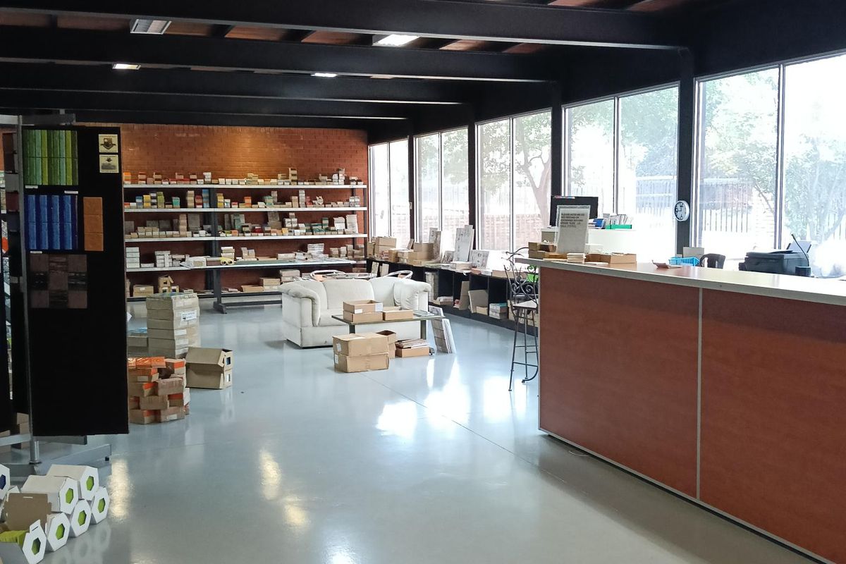 Showroom with storage and offices to let - Photo 4