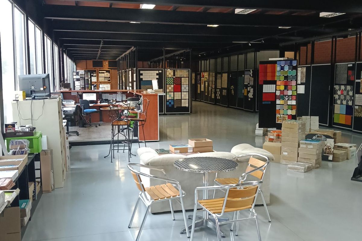 Showroom with storage and offices to let - Photo 3