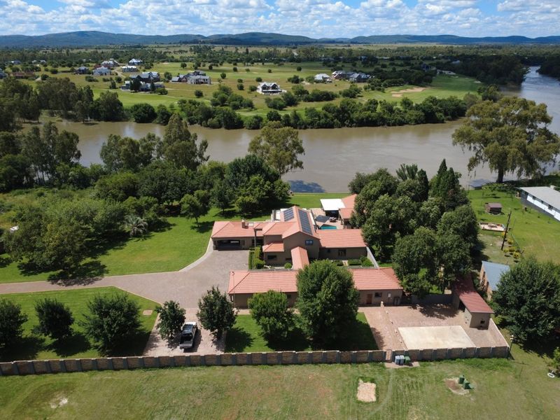 Exceptional 7-Bedroom Riverside Estate on 2.2 Hectares – Luxury, Space & Off-Grid Capability - Photo 3